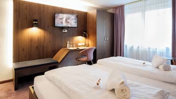 Quarto casal, para não fumantes | Roupas de cama antialérgicas, escrivaninha, cortinas blackout