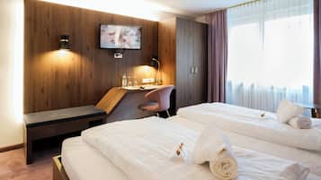 Double Room, Non Smoking | Hypo-allergenic bedding, desk, blackout drapes, soundproofing