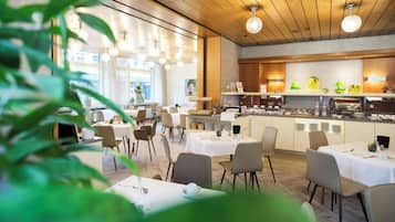 Café da manhã com buffet todos os dias (EUR 18 por pessoa)