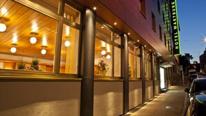 A hotel exterior at dusk with illuminated windows and a visible entrance. - TOP VCH Hotel Wartburg Stuttgart (Stuttgart)