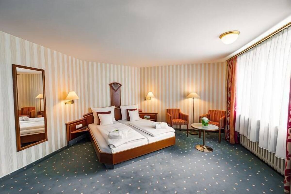 1 bedroom, hypo-allergenic bedding, desk, blackout curtains