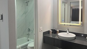 Ein Badezimmer mit Badewanne, Toilette und Waschbecken.