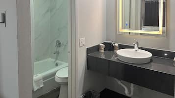 Combined shower/tub, hair dryer, towels