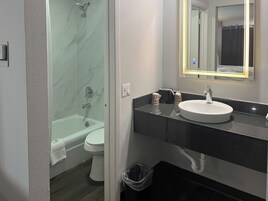 Ducha y bañera combinadas, secador de pelo y toallas