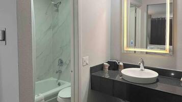 Ensemble douche/baignoire, sĂšche-cheveux, serviettes fournies