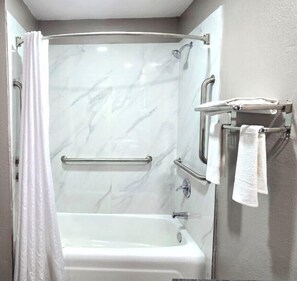 Combined shower/tub, hair dryer, towels - Motel 6 Dumas, TX (Dumas)