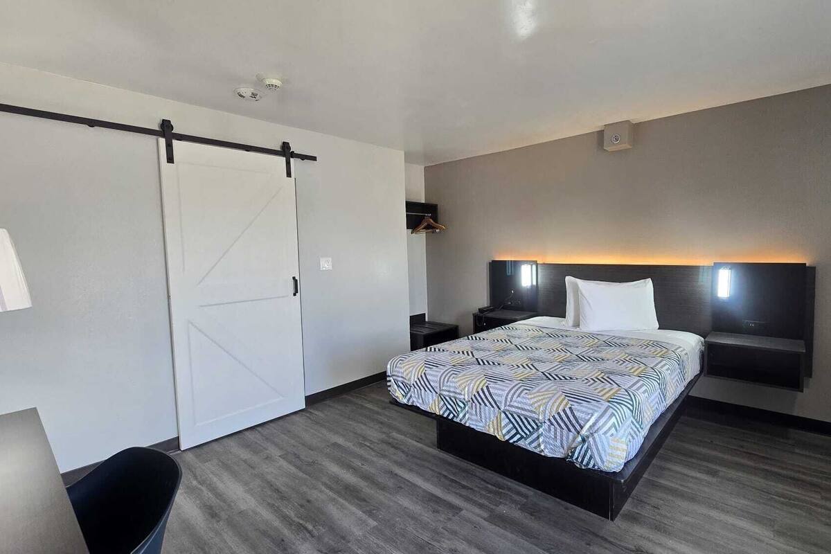 高級寢具、遮光窗簾/窗簾、免費 Wi-Fi、床單