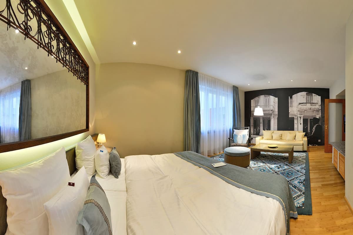 suite, 1 king bed, jetted tub | premium bedding, minibar, in-room safe, individually furnished