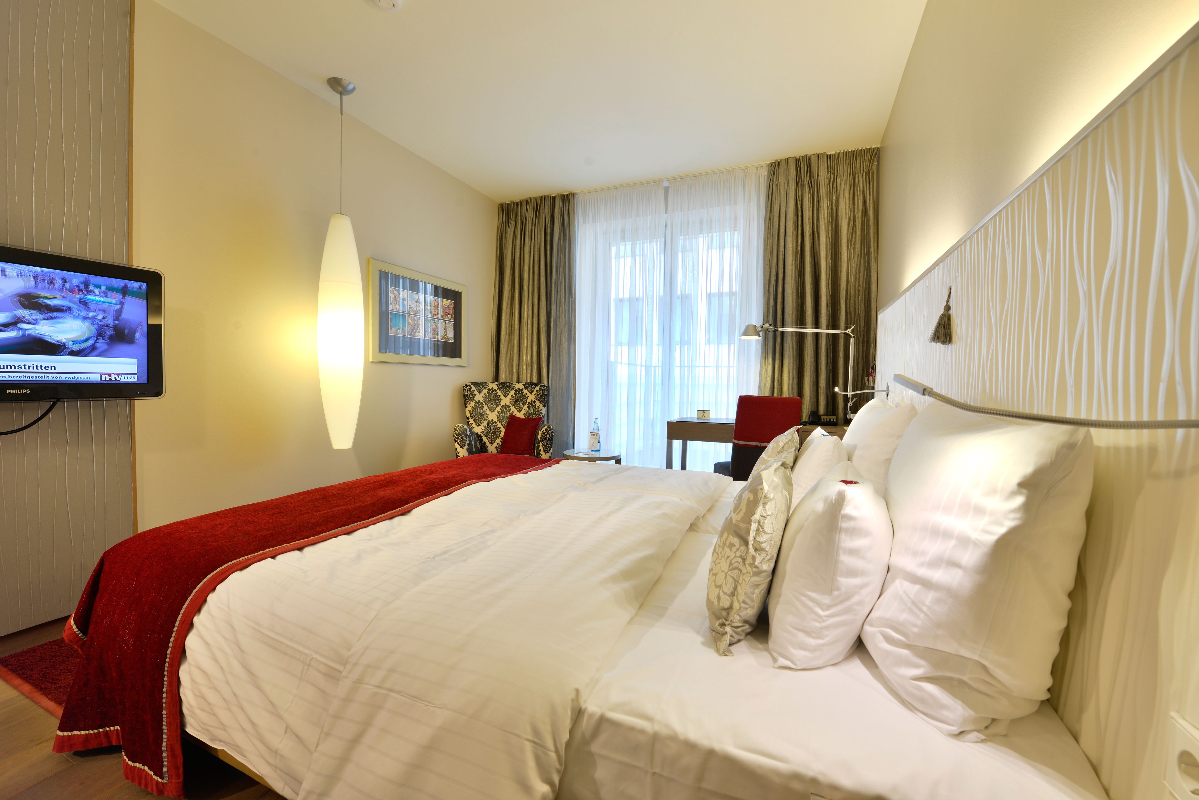 business room, 1 king bed | premium bedding, minibar, in-room safe, individually furnished