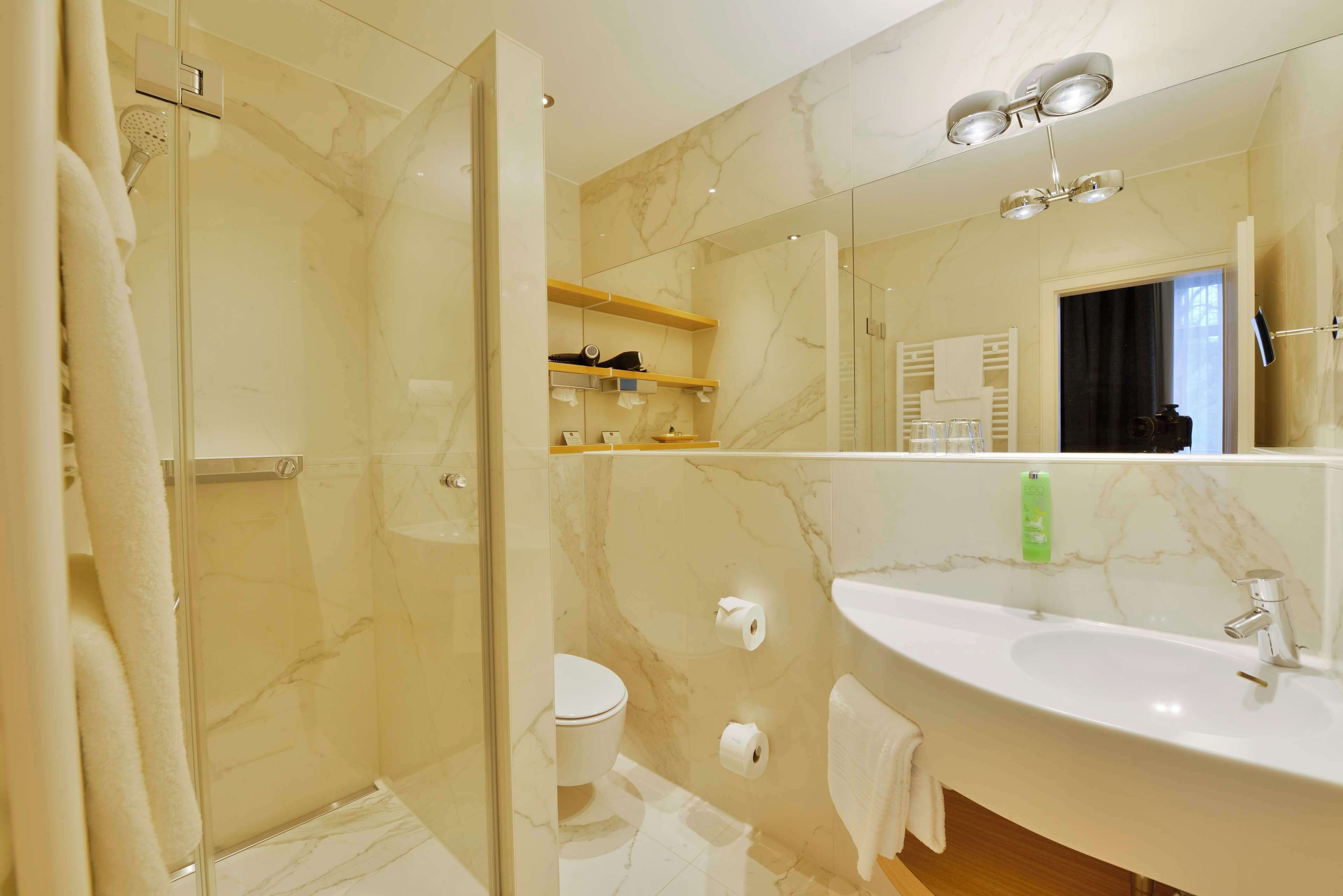 comfort room, 1 king bed | bathroom | combined shower/bathtub, free toiletries, hair dryer, bathrobes