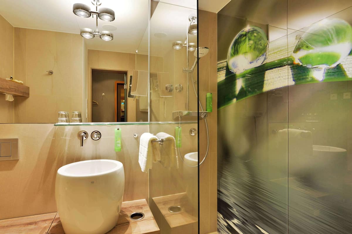 business room, 1 king bed | bathroom | combined shower/bathtub, free toiletries, hair dryer, bathrobes