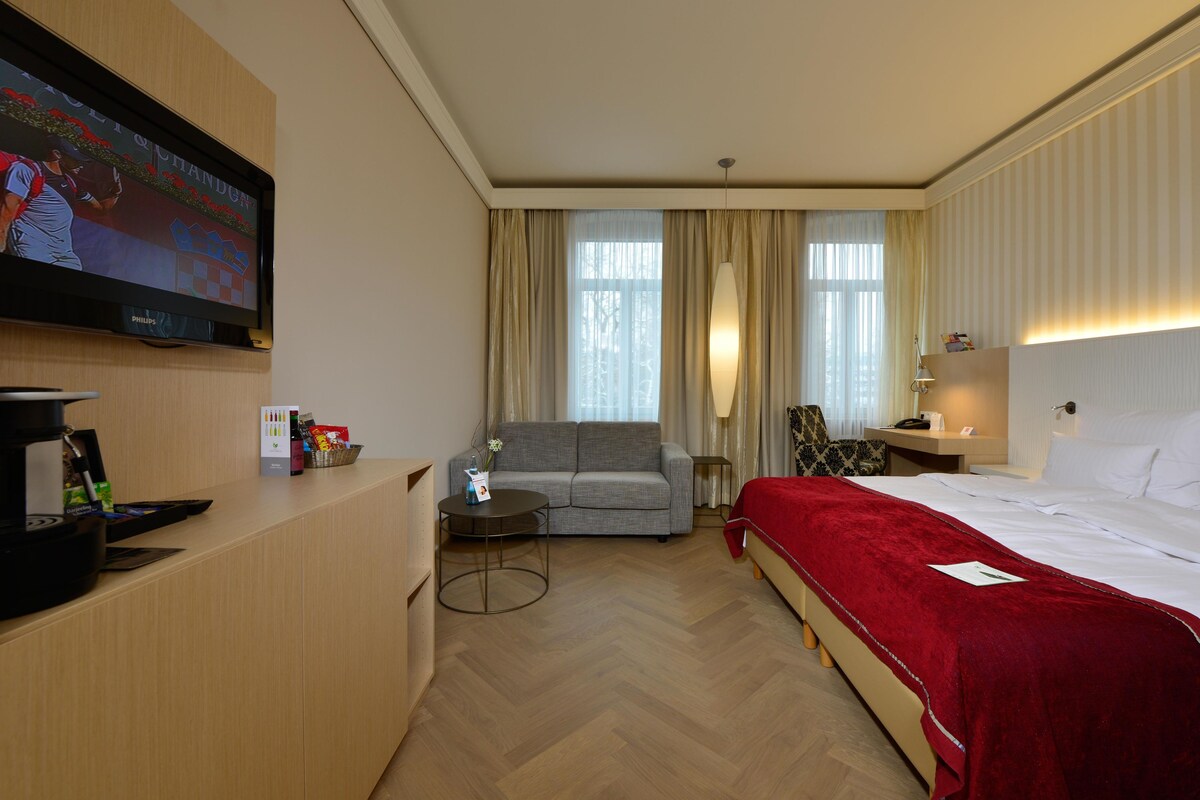 Comfort Room, 1 King Bed | Premium bedding, minibar, in-room safe, blackout drapes