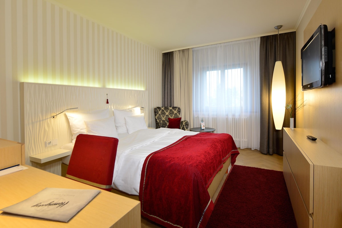 Business Room, 1 Queen Bed | Premium bedding, minibar, in-room safe, blackout drapes