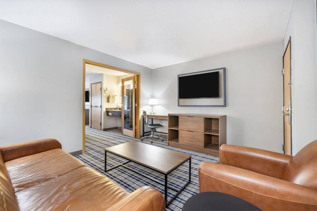 Deluxe Suite, Multiple Beds, Non Smoking | 1 bedroom, pillowtop beds, in-room safe, desk