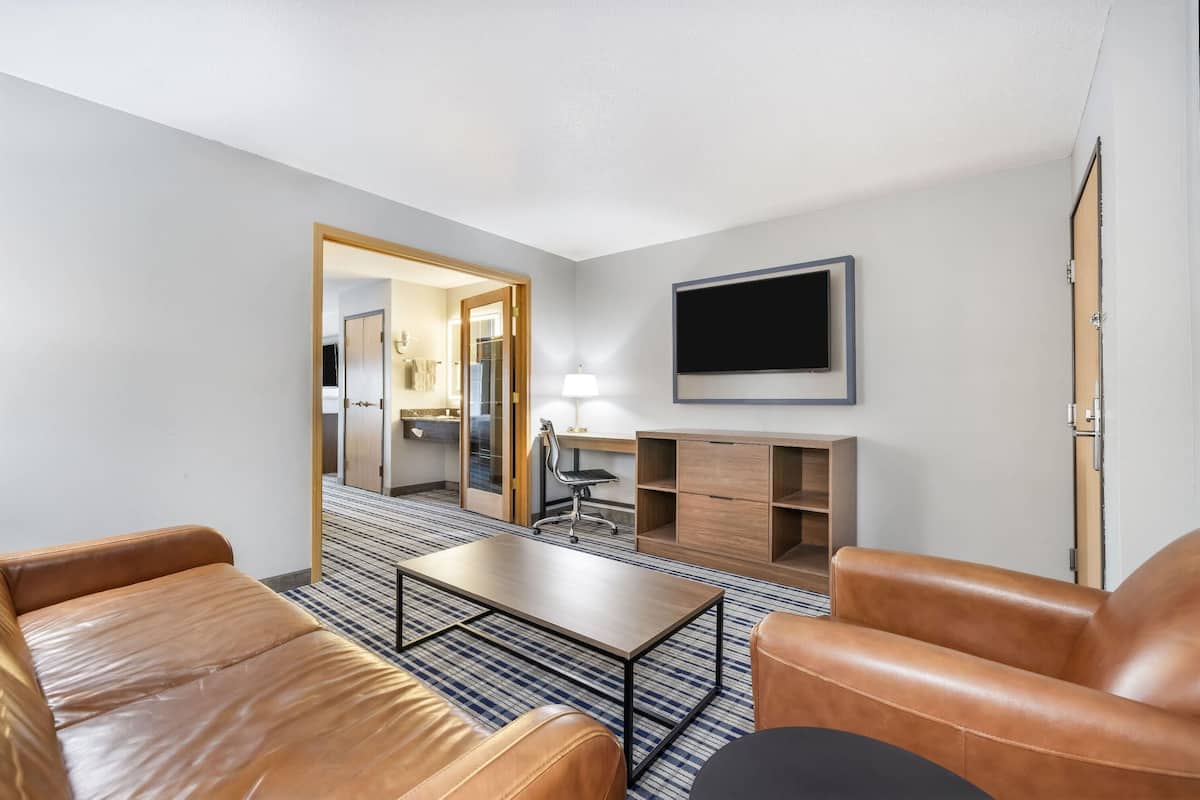 Deluxe Suite, 2 Queen Beds, Non Smoking | 1 bedroom, pillow-top beds, in-room safe, desk