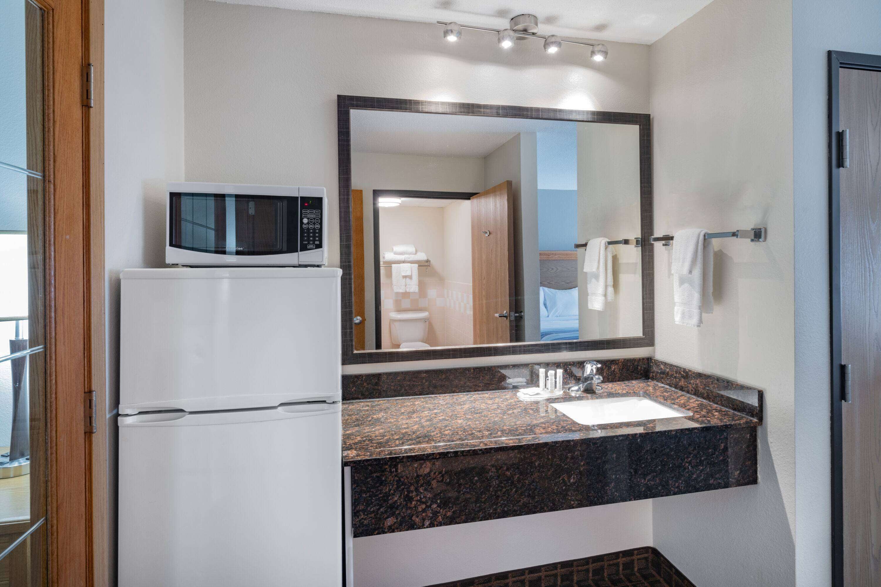 deluxe suite, 2 queen beds, non smoking | pillow-top beds, in-room safe, desk, blackout curtains