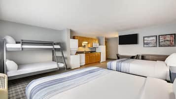 1 غرفة نوم وأسرّة بطبقة علوية مريحة وخزنة داخل الغرفة ومكتب