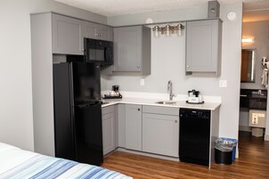 Suíte, 1 cama King, para não fumantes (Kitchenette) | 1 quarto, camas com colchões pillow-top, cofres nos quartos