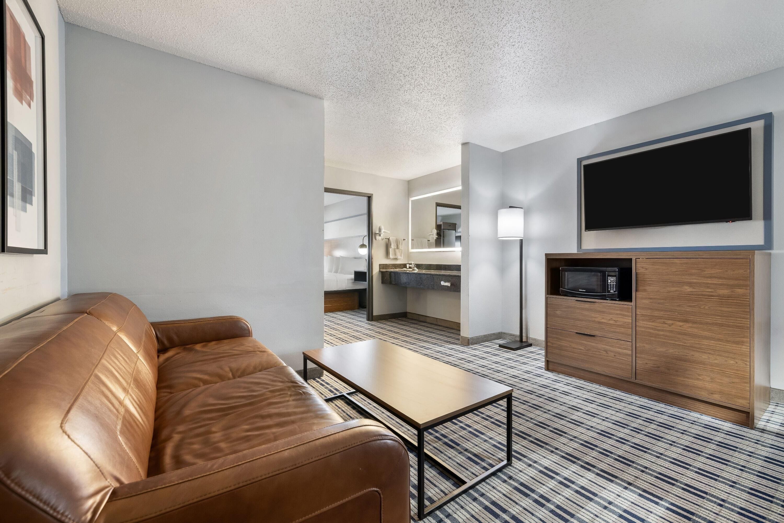 1 غرفة نوم وأسر ّة بطبقة علوية مريحة وخزنة داخل الغرفة ومكتب