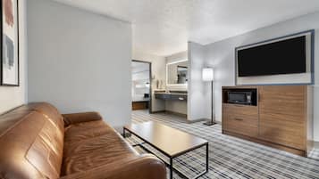 1 غرفة نوم وأسرّة بطبقة علوية مريحة وخزنة داخل الغرفة ومكتب