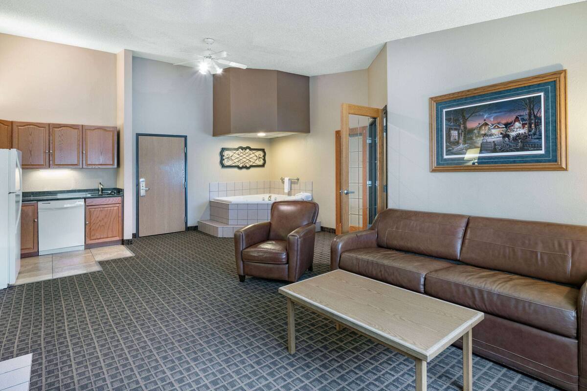 presidential hot tub suite, 1 king bed | pillow-top beds, in-room safe, desk, blackout curtains