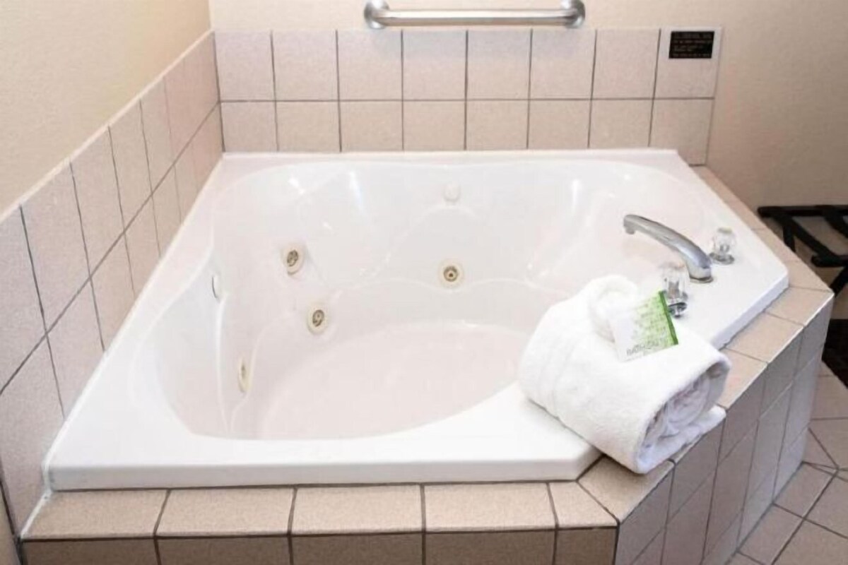 Bathroom | Combined shower/tub, hair dryer, towels