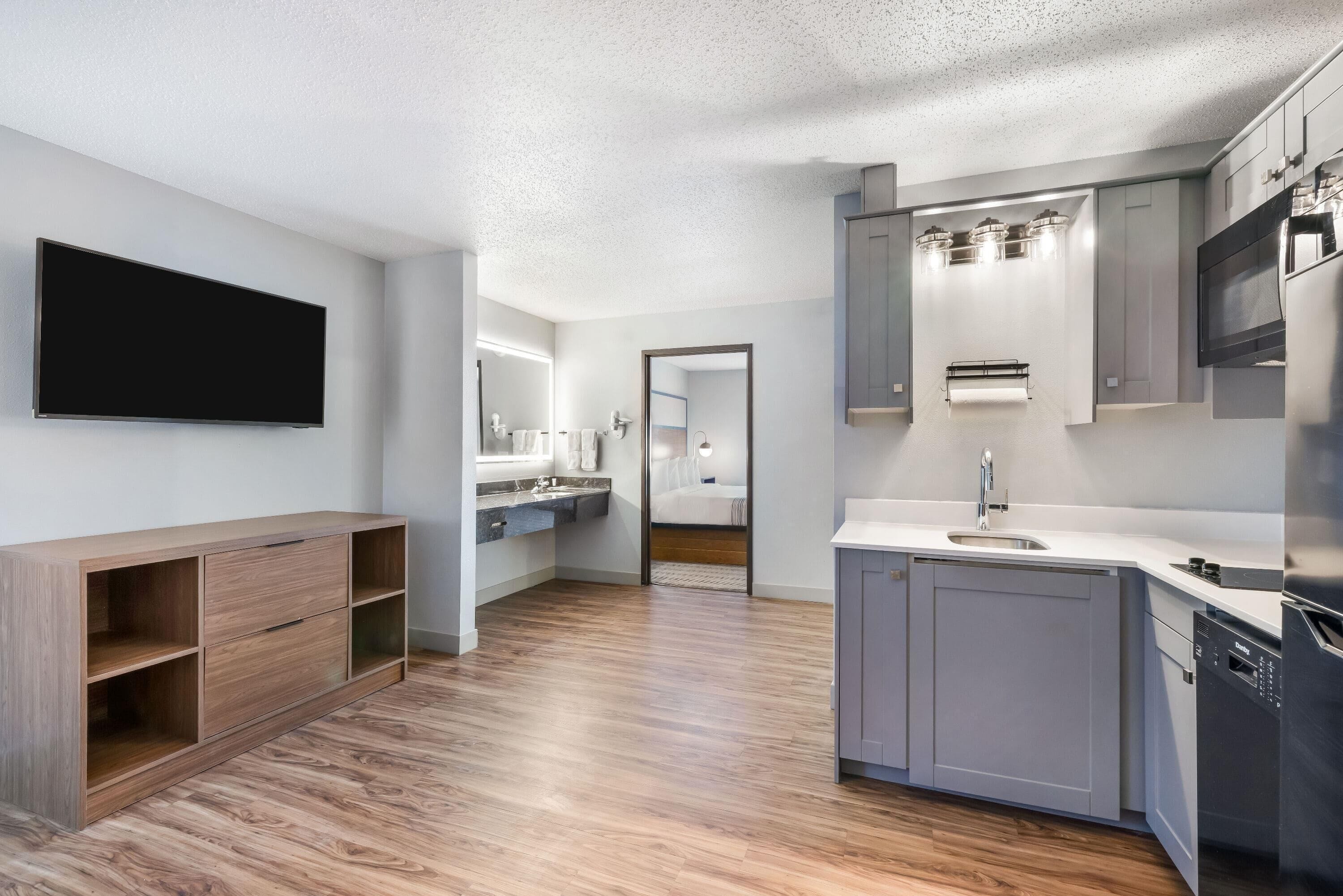 1 غرفة نوم وأسرّة بطبقة علوية مريحة وخزنة داخل الغرفة ومكتب