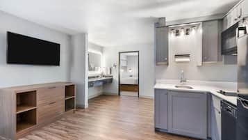 1 غرفة نوم وأسرّة بطبقة علوية مريحة وخزنة داخل الغرفة ومكتب