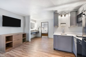 Suite, 1 cama King size, para no fumadores (Kitchenette) | 1 habitación, camas con pillow-top y caja de seguridad en la habitación 