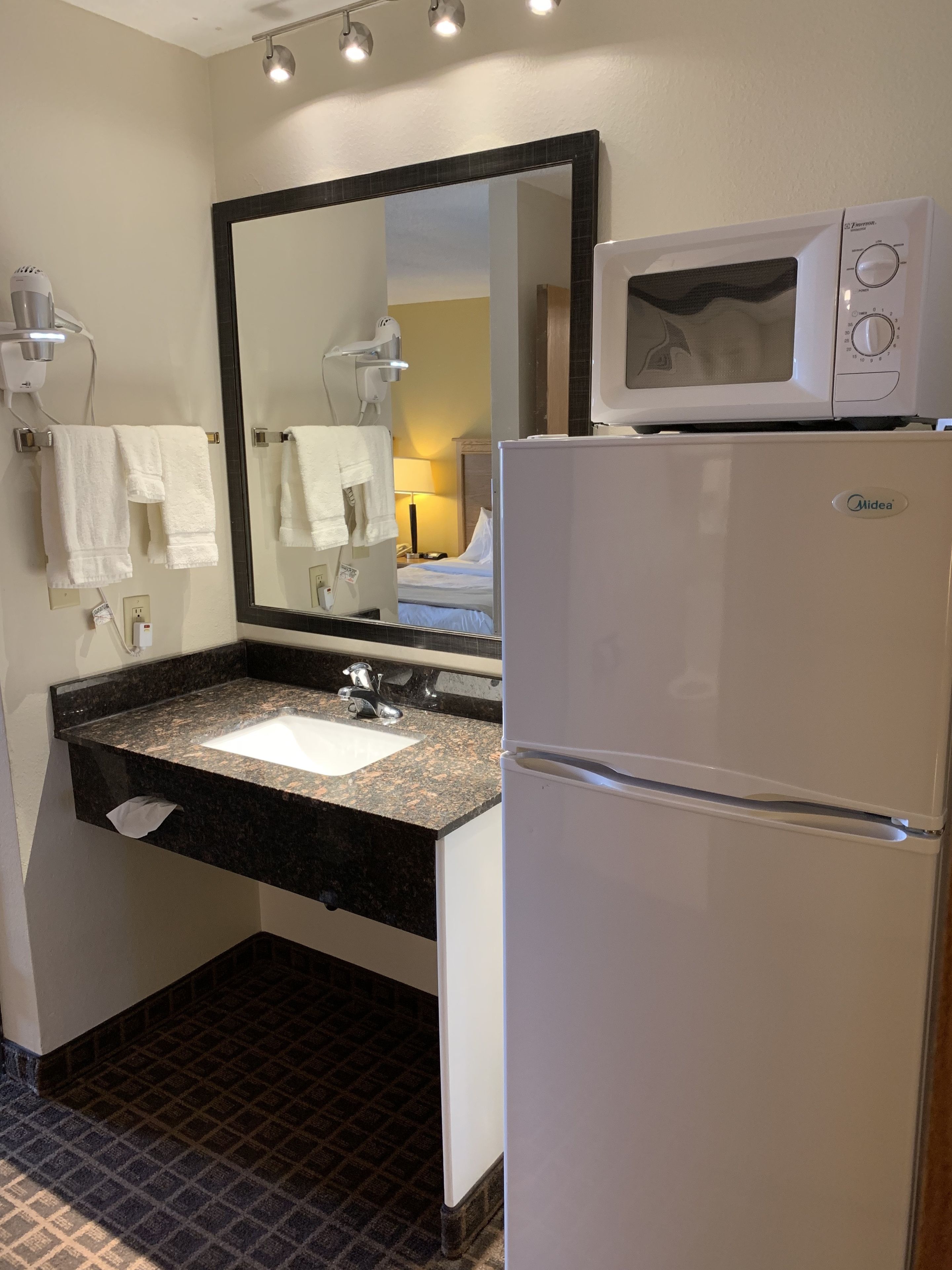 deluxe suite, 2 queen beds, non smoking | bathroom sink