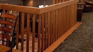 Una escalera de madera con vista al piso superior.