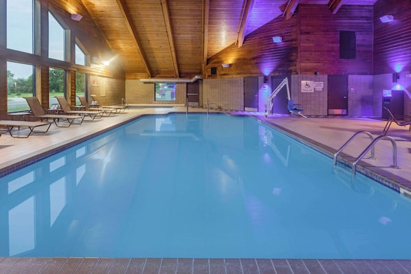 Indoor pool, sun loungers