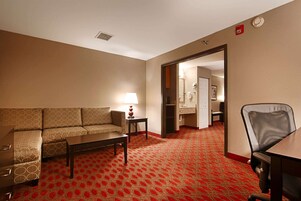 Escritorio, espacio para trabajar con laptop y cortinas blackout 