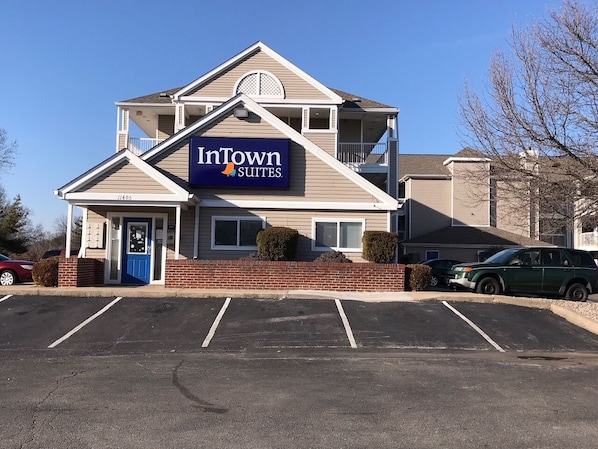 Exterior - InTown Suites Extended Stay Louisville KY - Northeast (Louisville)