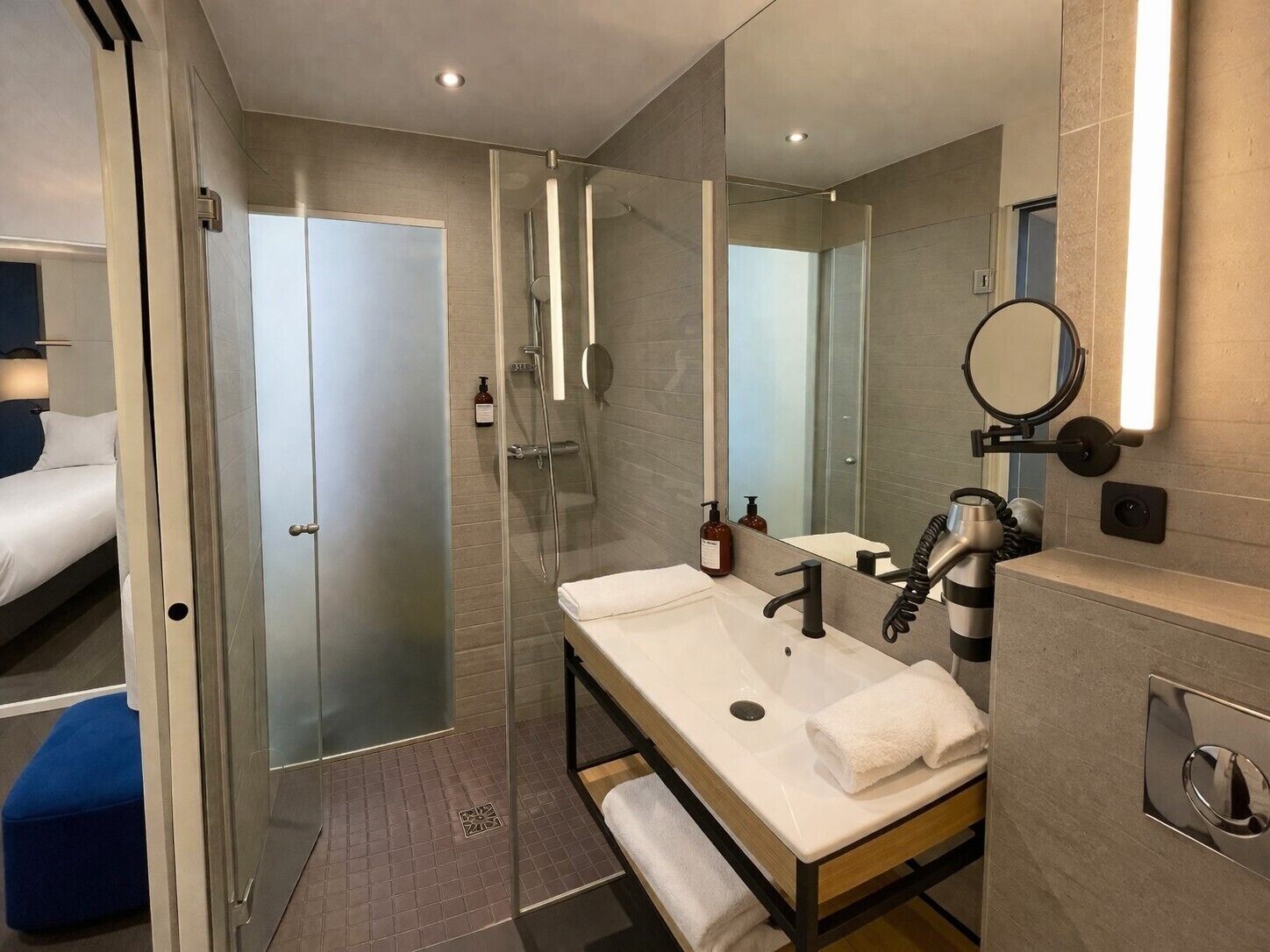 Douche, sèche-cheveux, serviettes fournies, savon