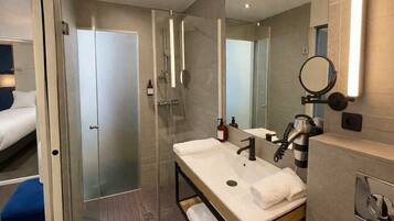 Douche, sèche-cheveux, serviettes fournies, savon