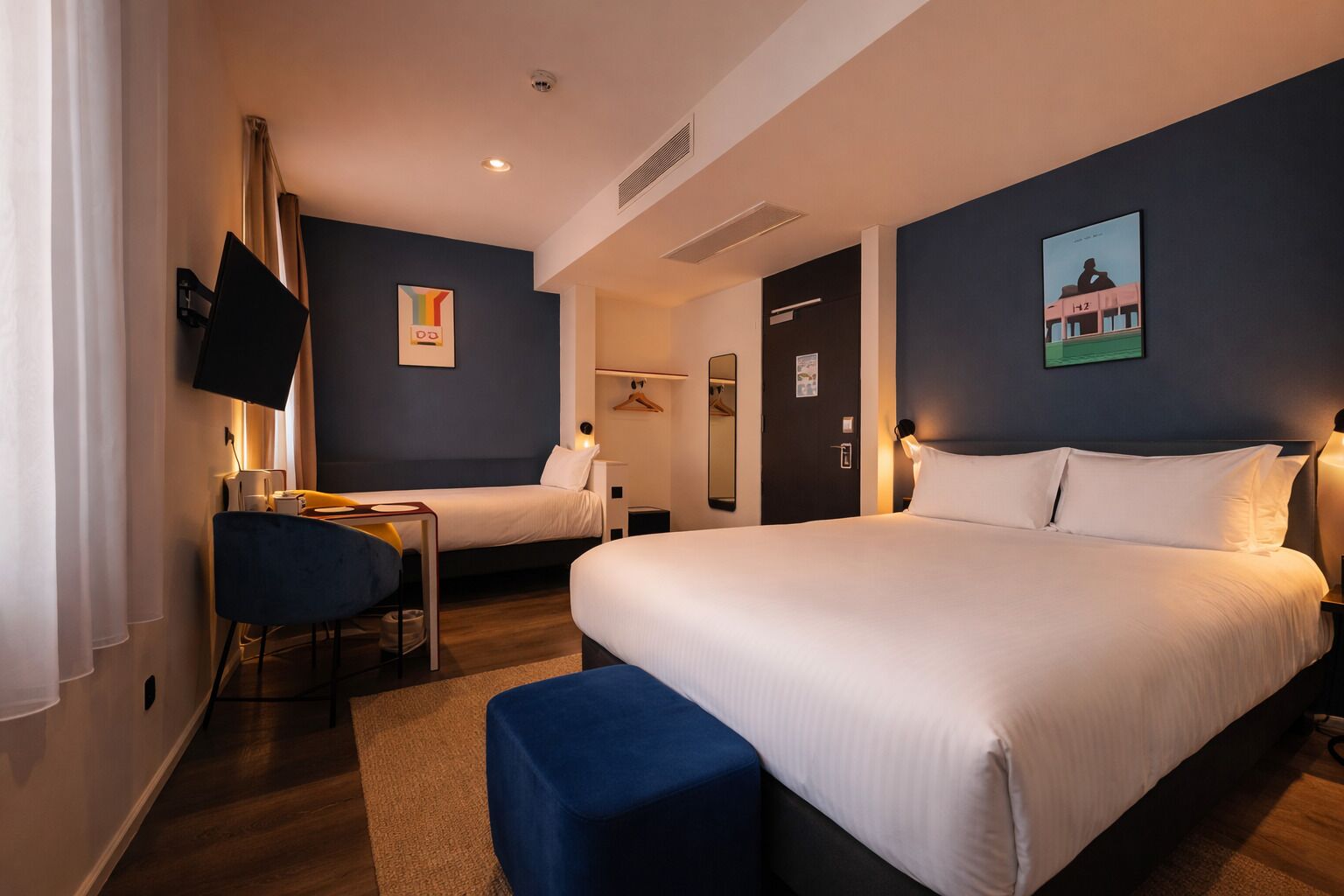 Quarto triplo | Roupas de cama premium, cofres nos quartos, escrivaninha