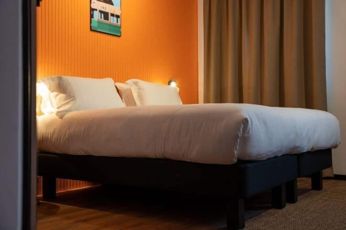 Ropa de cama de alta calidad y caja de seguridad en la habitación