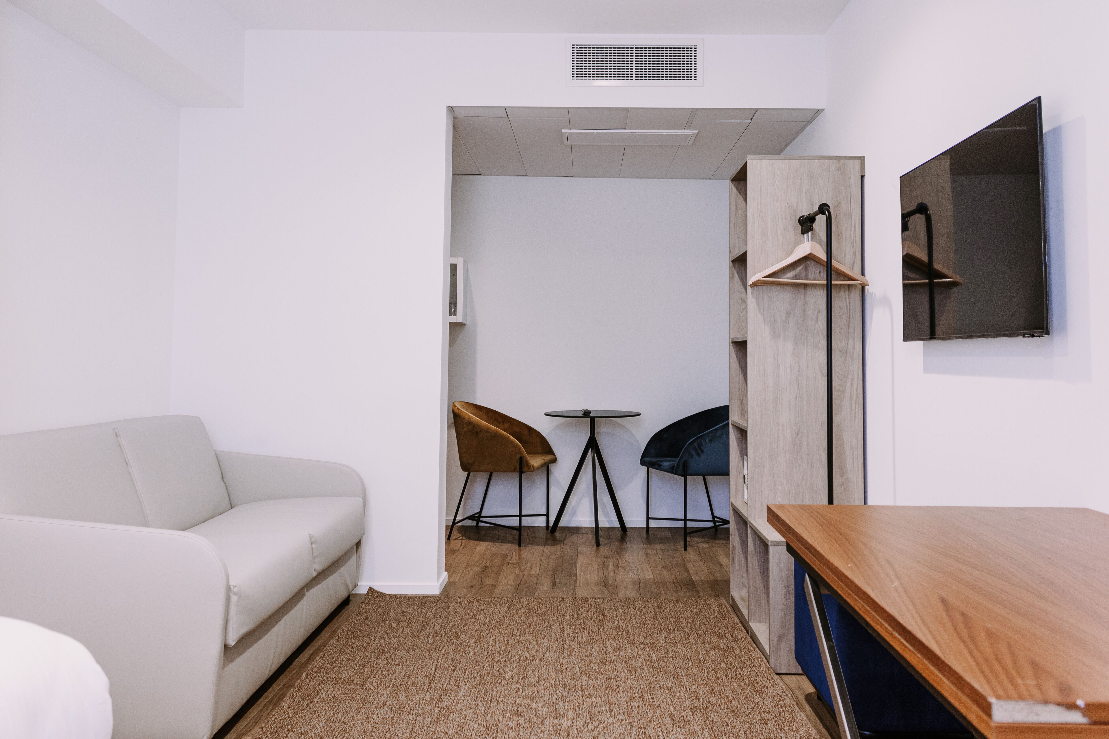 tribu 7 | living area | 43-inch flat-screen tv with digital channels, tv, offices