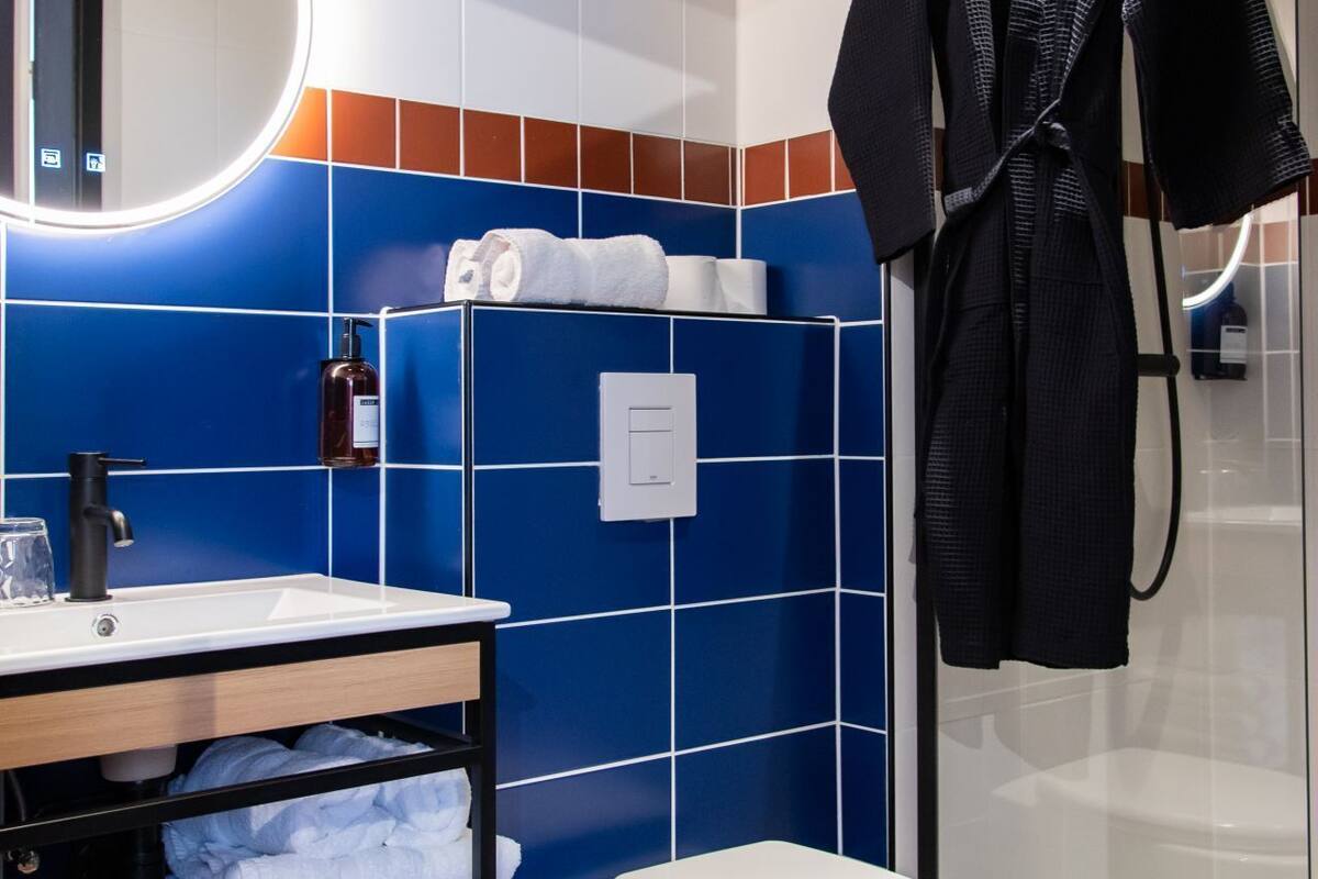 star | bathroom | shower, hair dryer, towels, soap