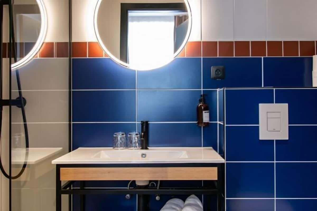 Baño | Regadera, secadora de cabello, toallas, jabón