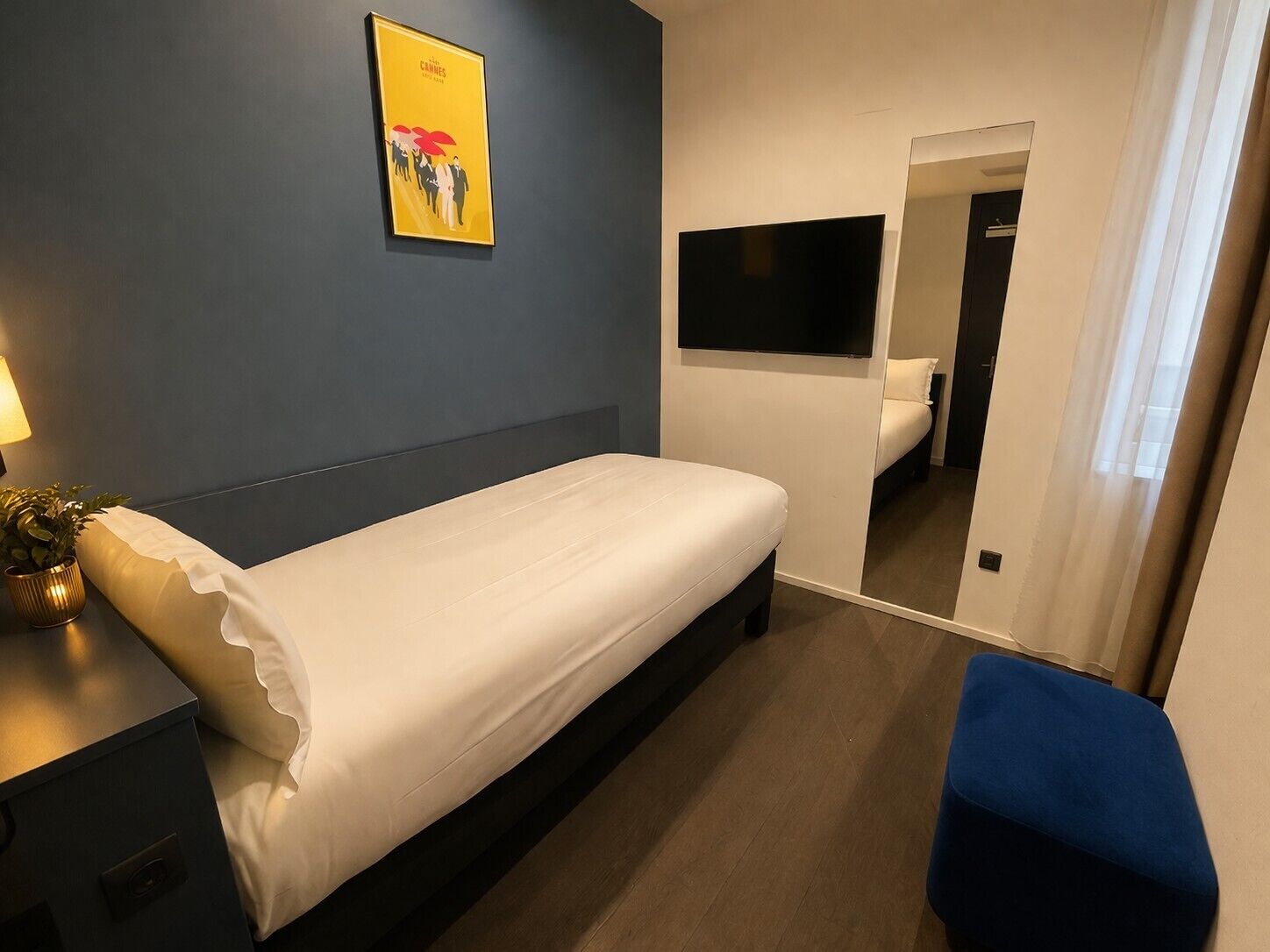 Ropa de cama de alta calidad y caja de seguridad en la habitación 