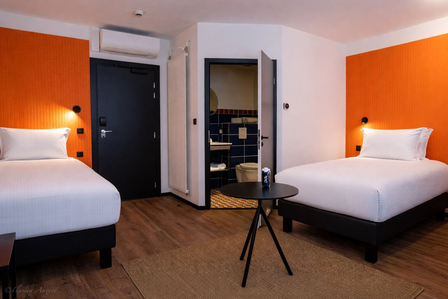 Ropa de cama de alta calidad y caja de seguridad en la habitación 