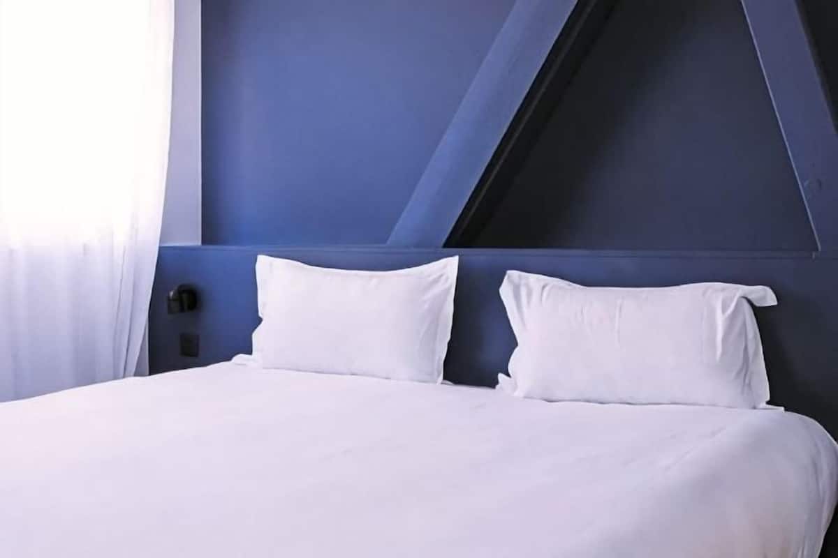 Ropa de cama de alta calidad y caja de seguridad en la habitación