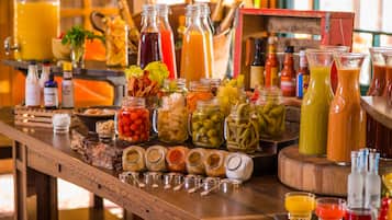 每日供应自助式早餐(每人 USD 35)