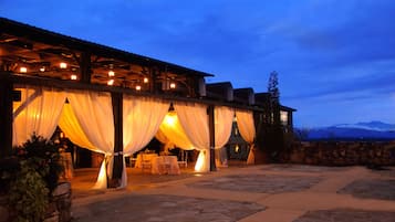 住宿正面 - 傍晚/夜晚