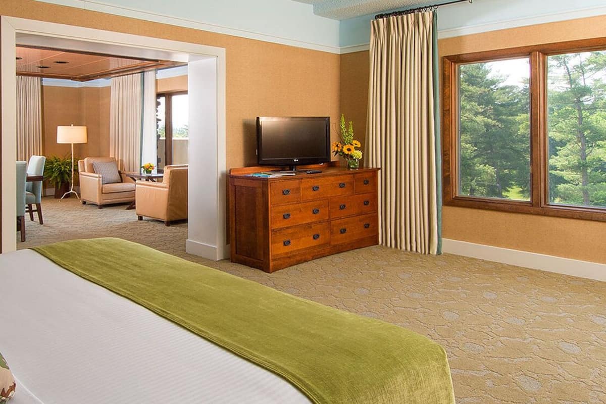 executive junior suite, 1 king bed | premium bedding, pillow-top beds, in-room safe, desk
