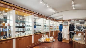 Tienda bien iluminada con vitrinas de vidrio y armarios de madera.