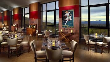 4 restaurants; breakfast, lunch, dinner, and brunch served