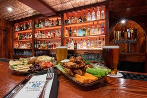 4 間餐廳,供應早餐、午餐和晚餐,美國料理